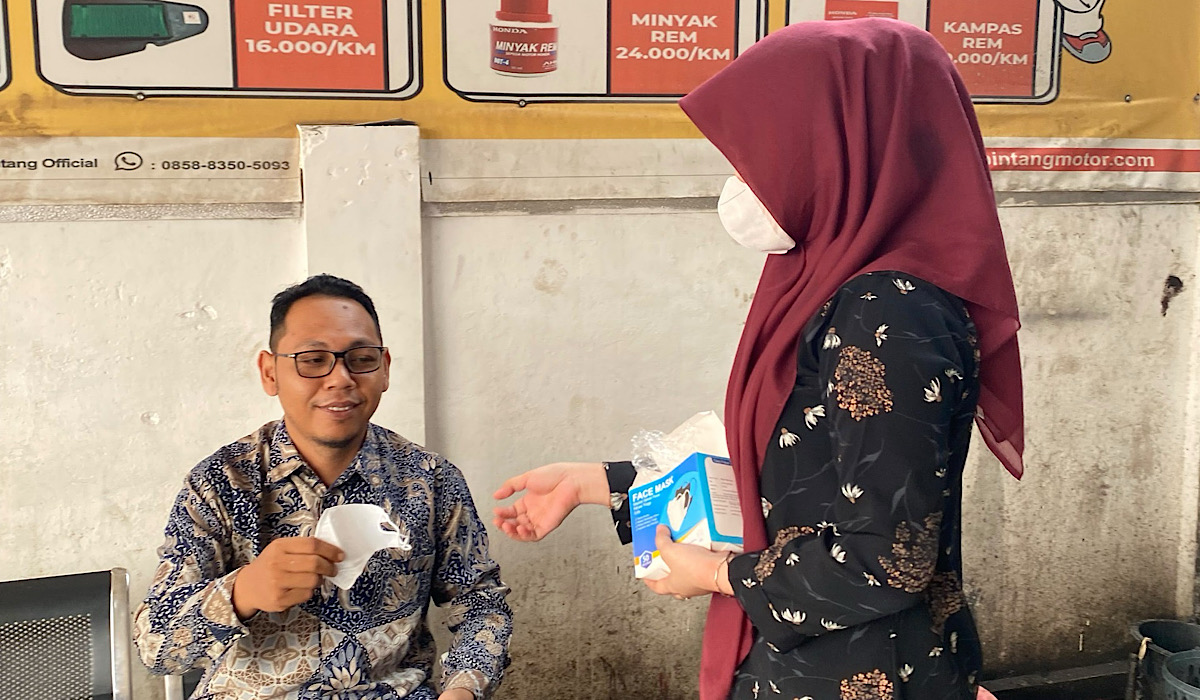 AHASS Sumsel Bagikan Masker Gratis di Tengah Kabut Asap