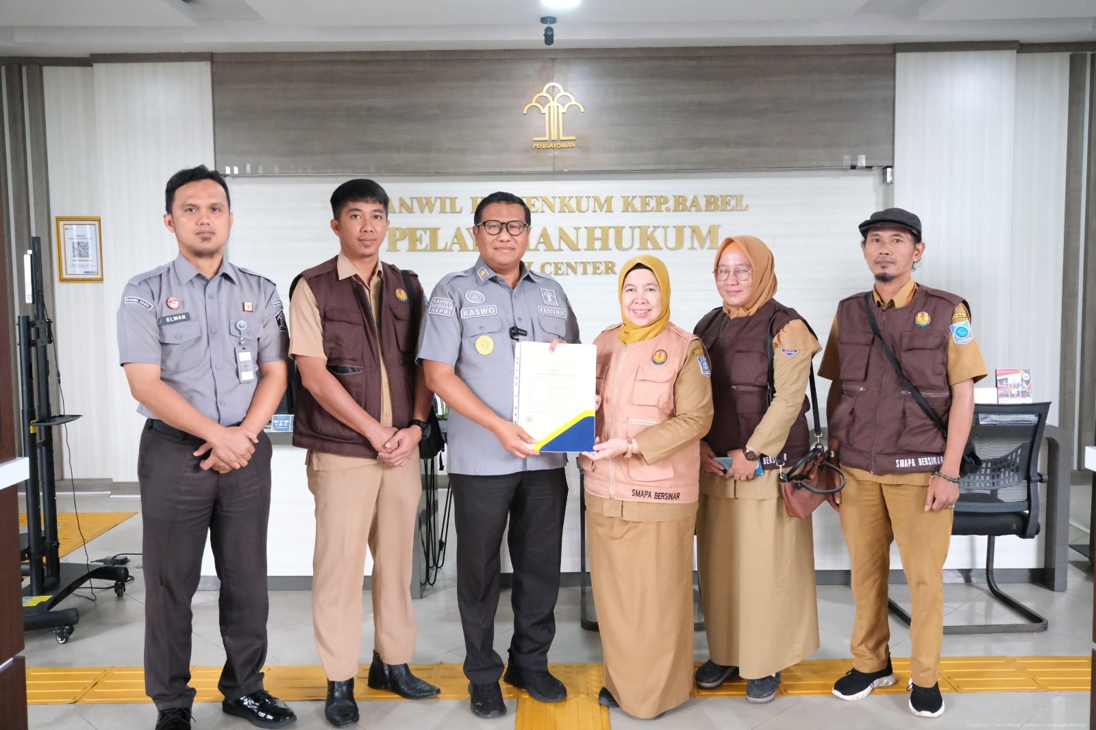 Kemenkum Babel Serahkan Dua Sertifikat Hak Cipta kepada Guru SMA Negeri 4 Pangkalpinang