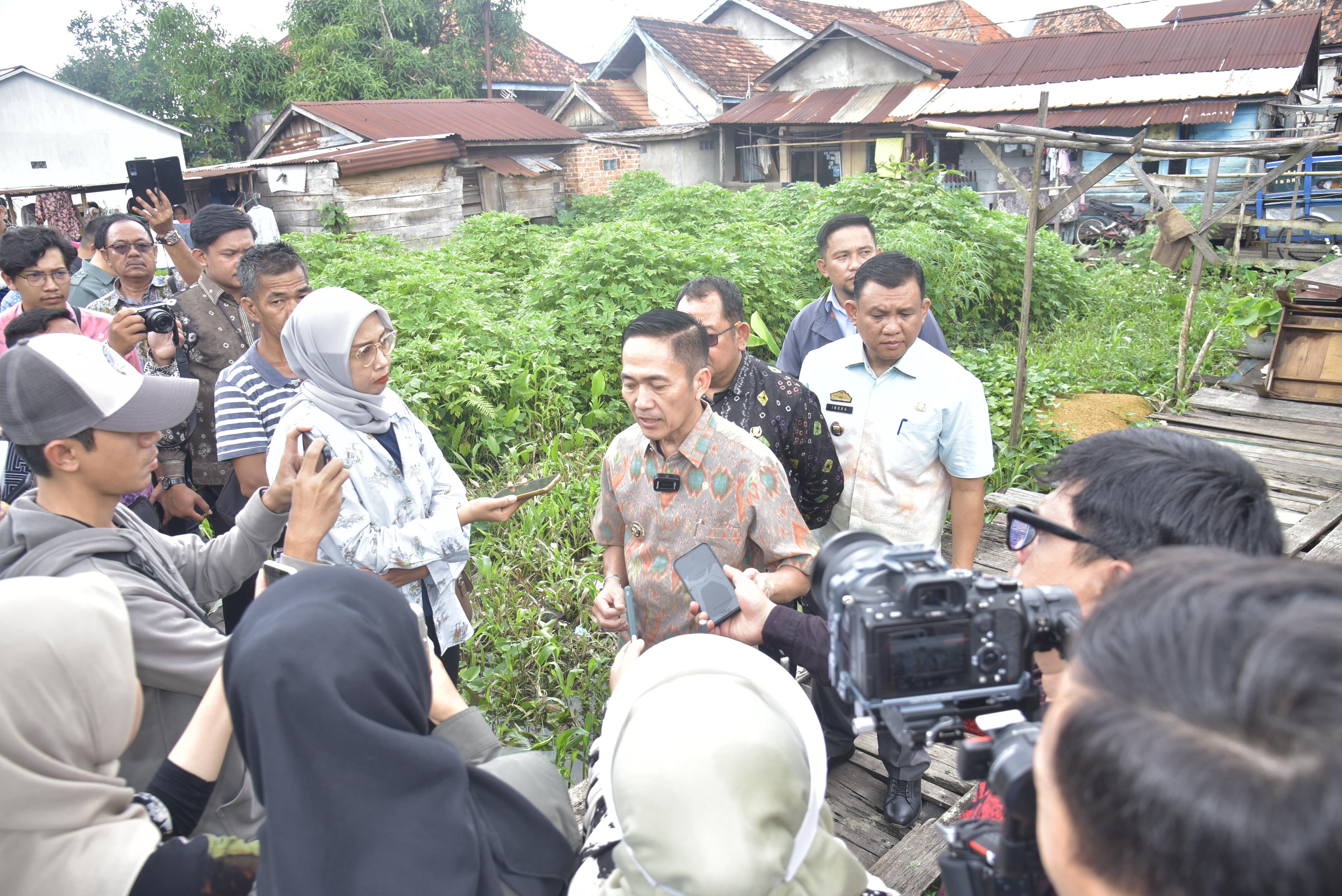 Tanpa Basi-basi, Wali Kota Palembang Ratu Dewa Renovasi Rumah tak Layak Huni Pakai Kocek Pribadi