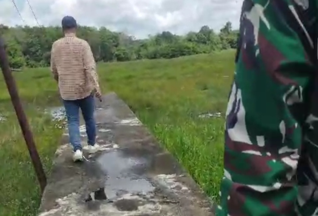 Jalan Cor Penghubung Menuju Sekolah di Kayuagung Putus