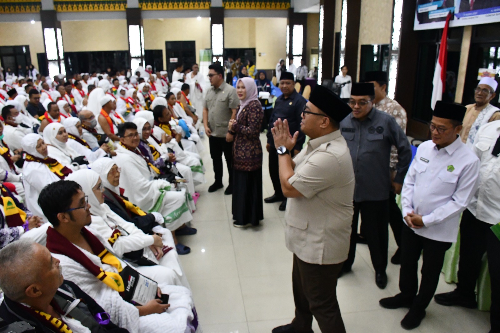 Kloter 14 Embarkasi Palembang Dilepas, Wakil Kepala BP Haji Sampaikan Salam Presiden Prabowo ke Jemaah Haji