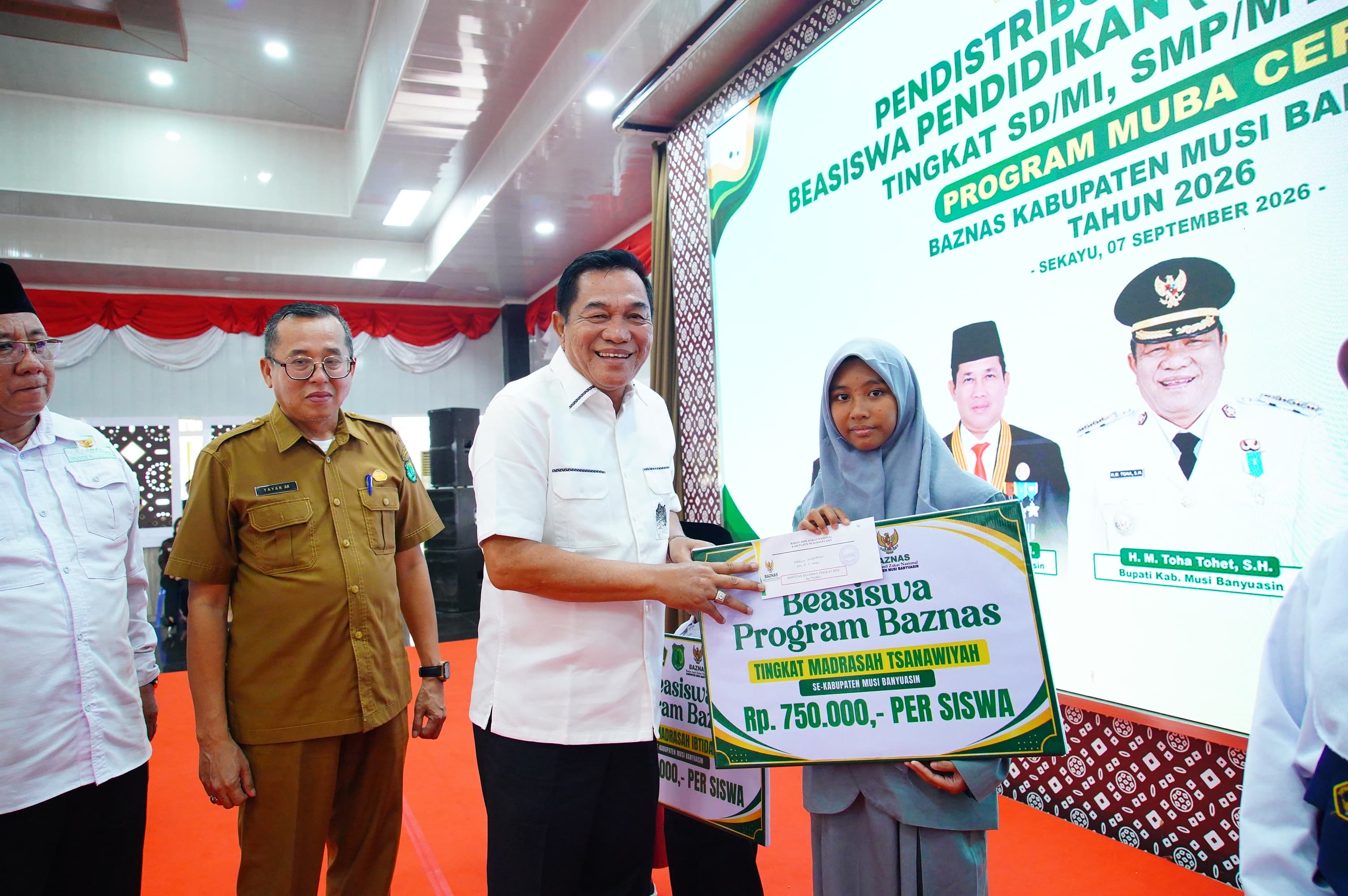 Senyum Bahagia Warnai Penyerahan Beasiswa Baznas Muba