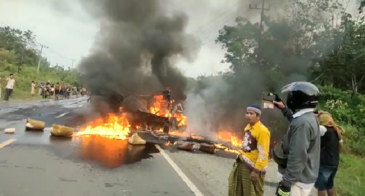 Beredar Video Mobil Muatan Minyak Meledak dan Terbakar di Jalinsum Muratara, Begini Kata Polisi