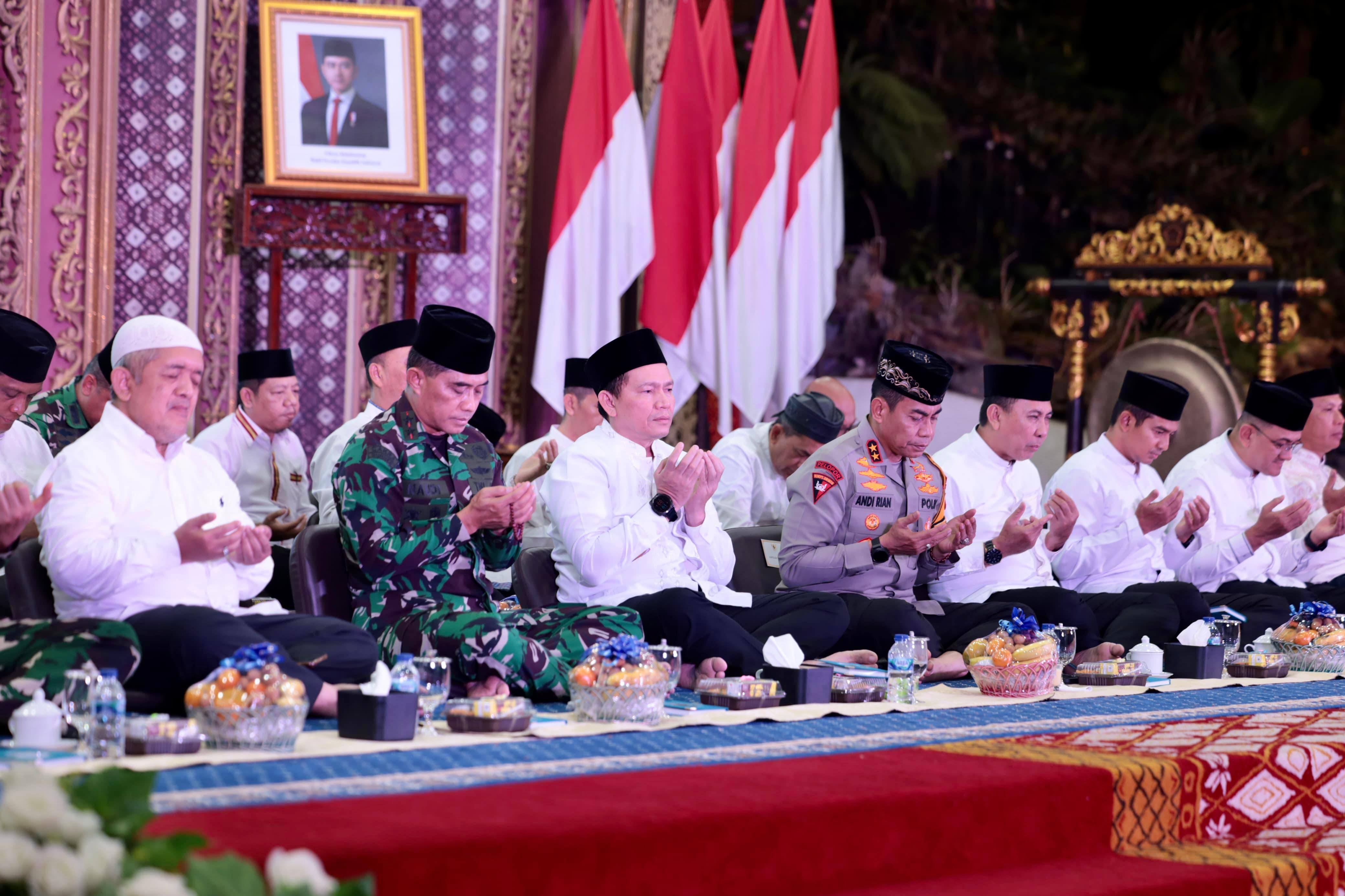 Sambut Pergantian Tahun 2025, Pj Gubernur Elen Setiadi Gelar Sholat dan Doa Bersama Forkopimda