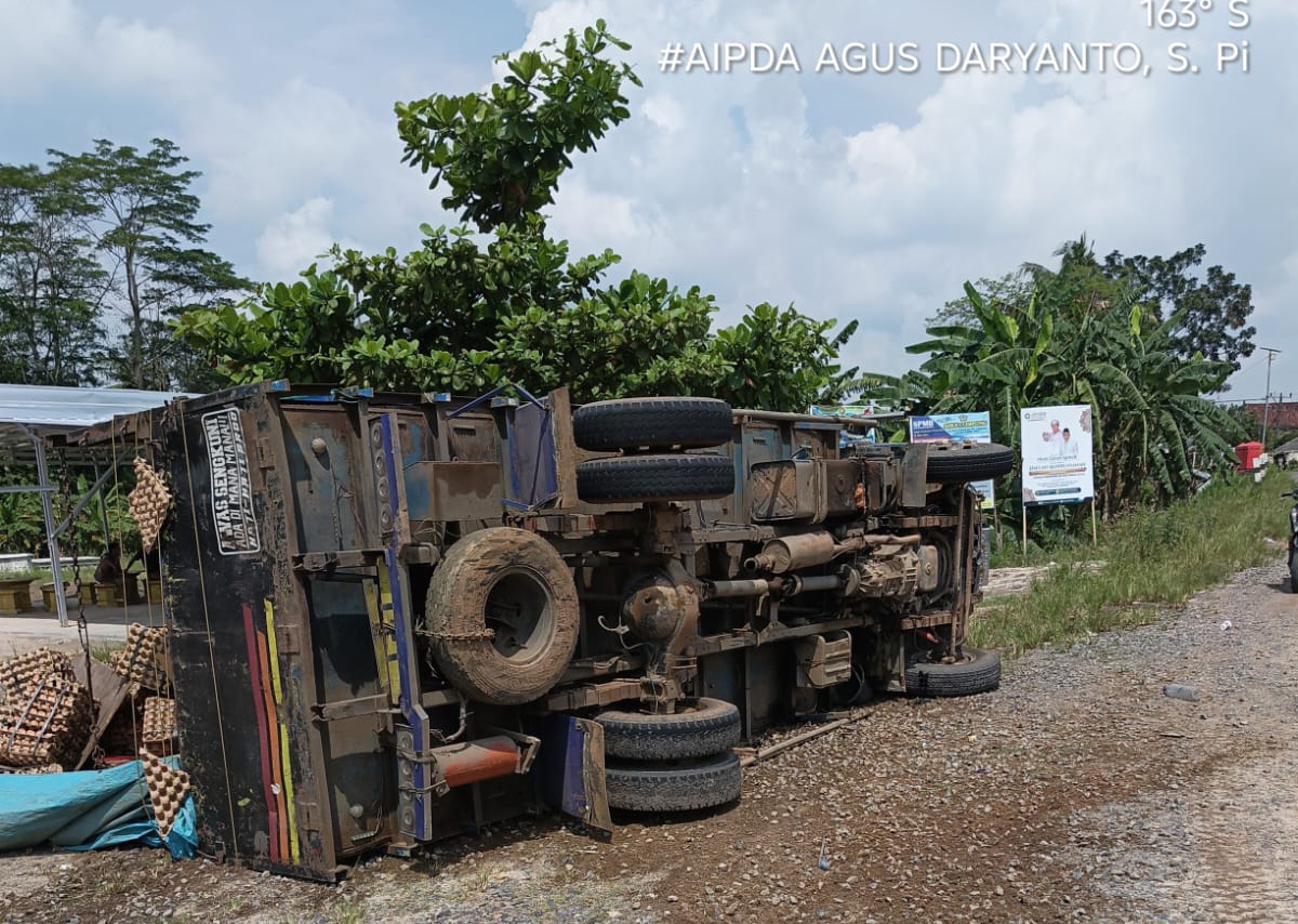Sopir Diduga Mengantuk, Truk Bermuatan Telur Terbalik di Tikungan Bumi Agung Jalintim OKI
