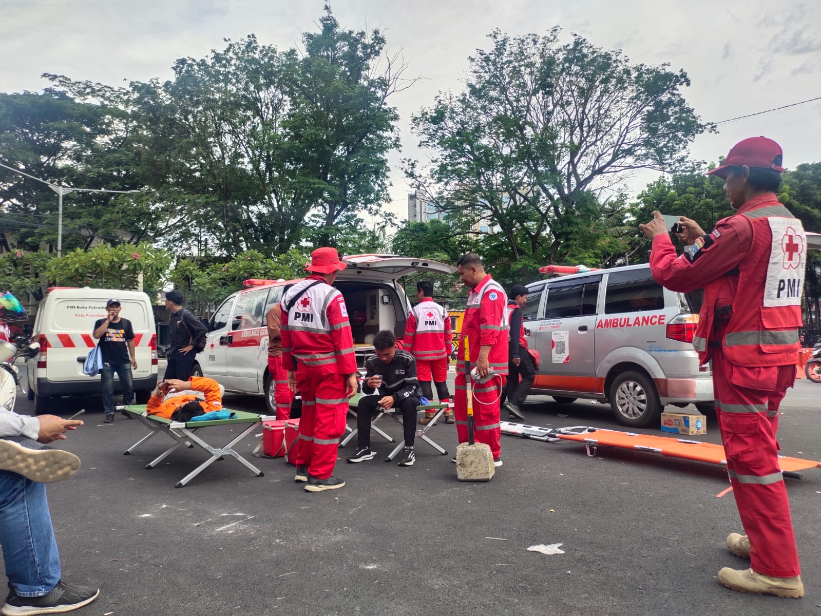 PMI Palembang Siagakan Ambulans di Tengah Aksi Mahasiswa di DPRD Sumsel