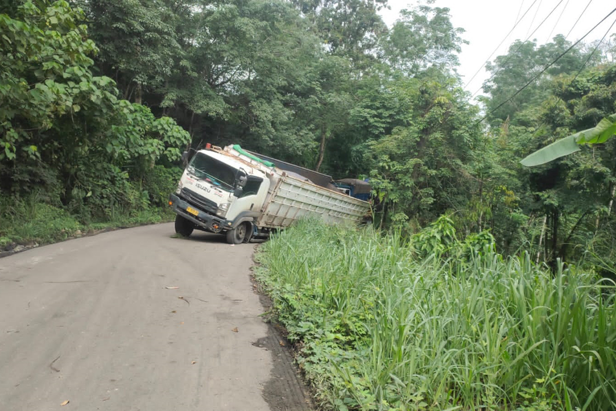 Detik-detik Menegangkan, Truk Fuso Nyaris Terjun ke Jurang, Begini Nasib Sopirnya!