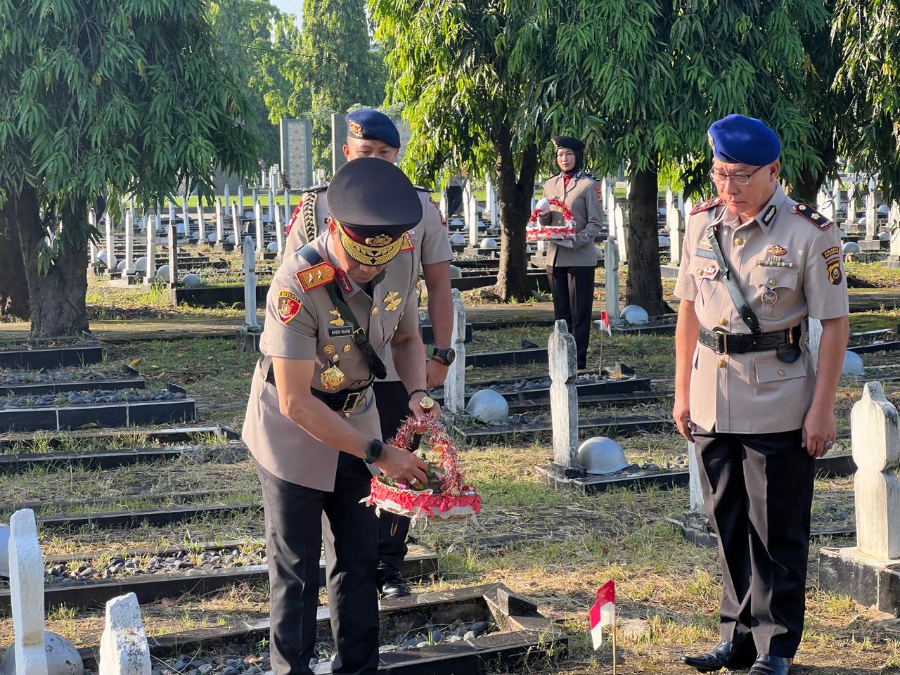 Kapolda Sumsel Pimpin Upacara Ziarah di Taman Makam Pahlawan, Jelang HUT Bhayangkara ke-79