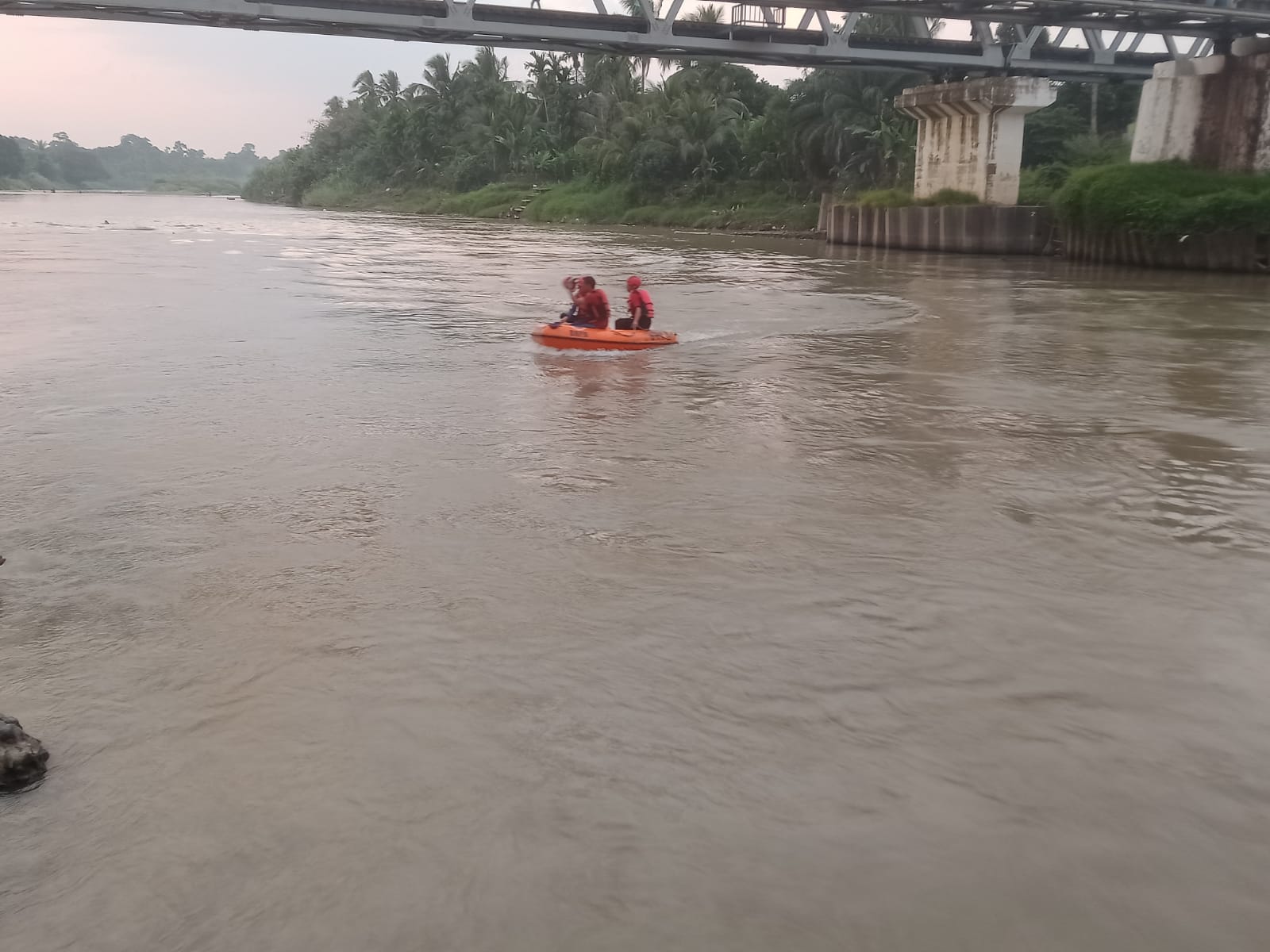 Mencari Ikan di Sungai Enim, Pelajar SMP Hanyut Tenggelam