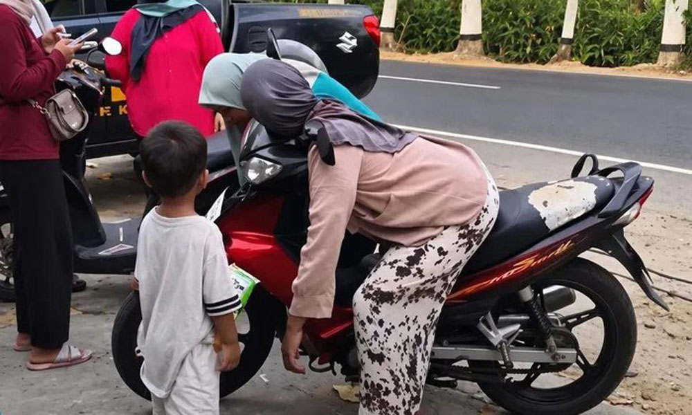 Ibu RT di Ponorogo Meninggal di Atas Sepeda Motor