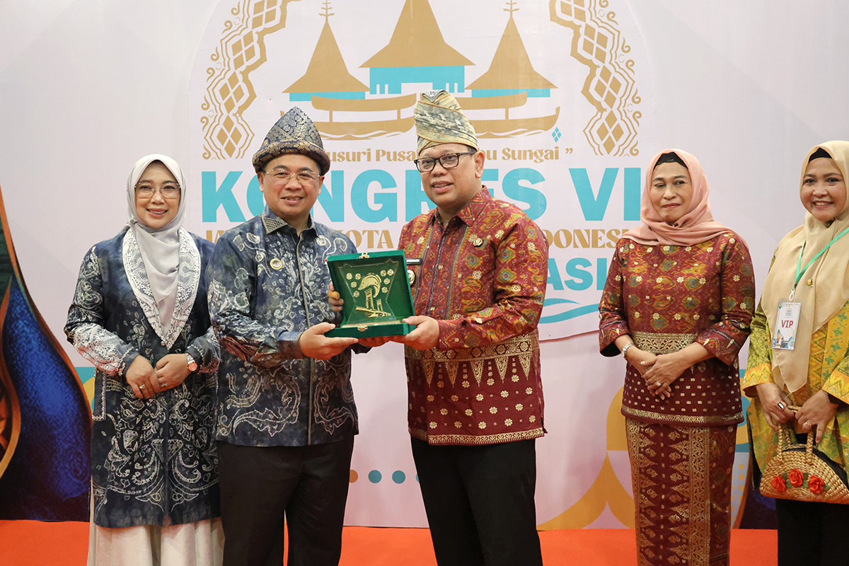 Pj Wali Kota Palembang Serahkan Miniatur Jembatan Ampera, Wali Kota Banjarmasin Balas dengan Parang Lais