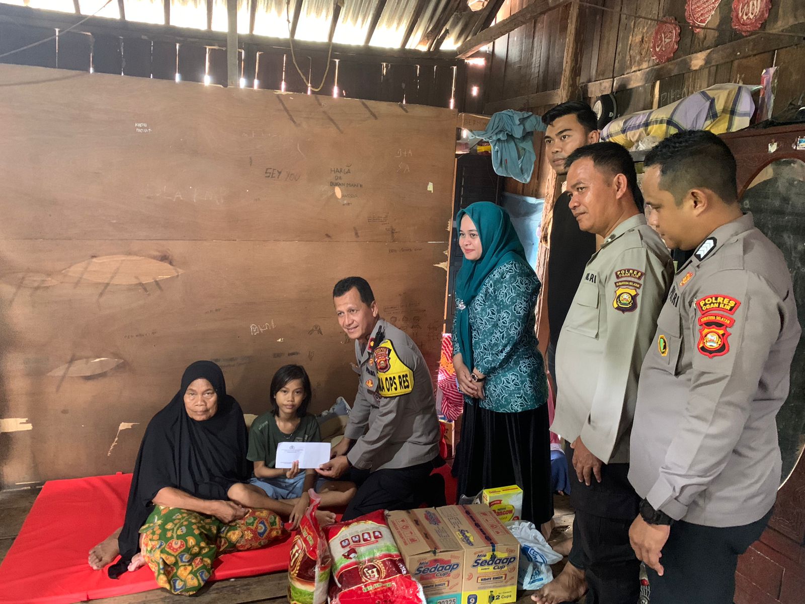 Gerak Cepat Polres Ogan Ilir Berikan Bantuan Sembako untuk Remaja Putri yang Alami Gizi Buruk