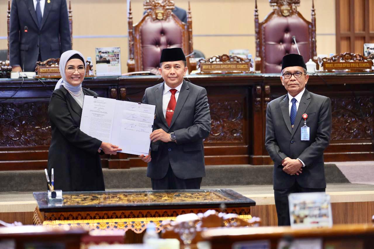 Pj Gubernur Sumsel dan Ketua DPRD Sumsel Tandatangani Keputusan Bersama Tiga Raperda