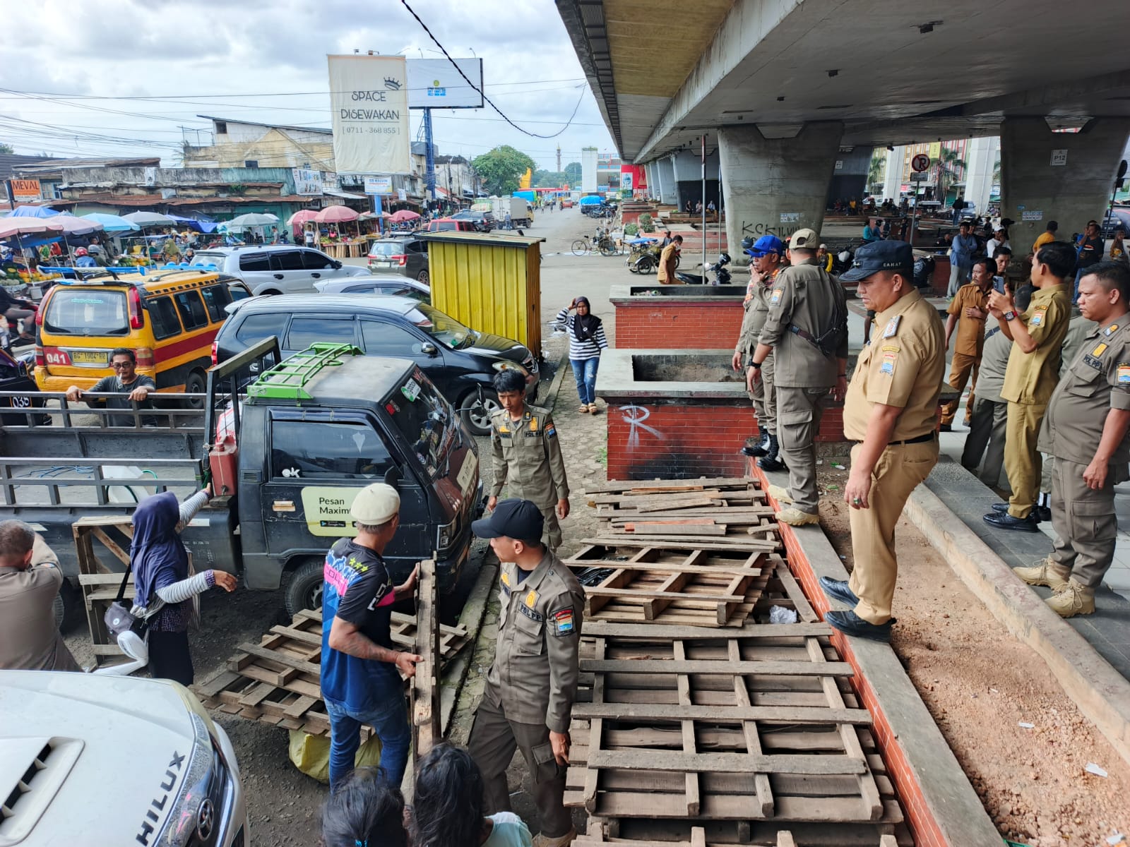 Sebabkan Kemacetan, Marak Lapak Tuak dan Dagangan di Bawah Jembatan Ampera Palembang Ditertibkan Petugas