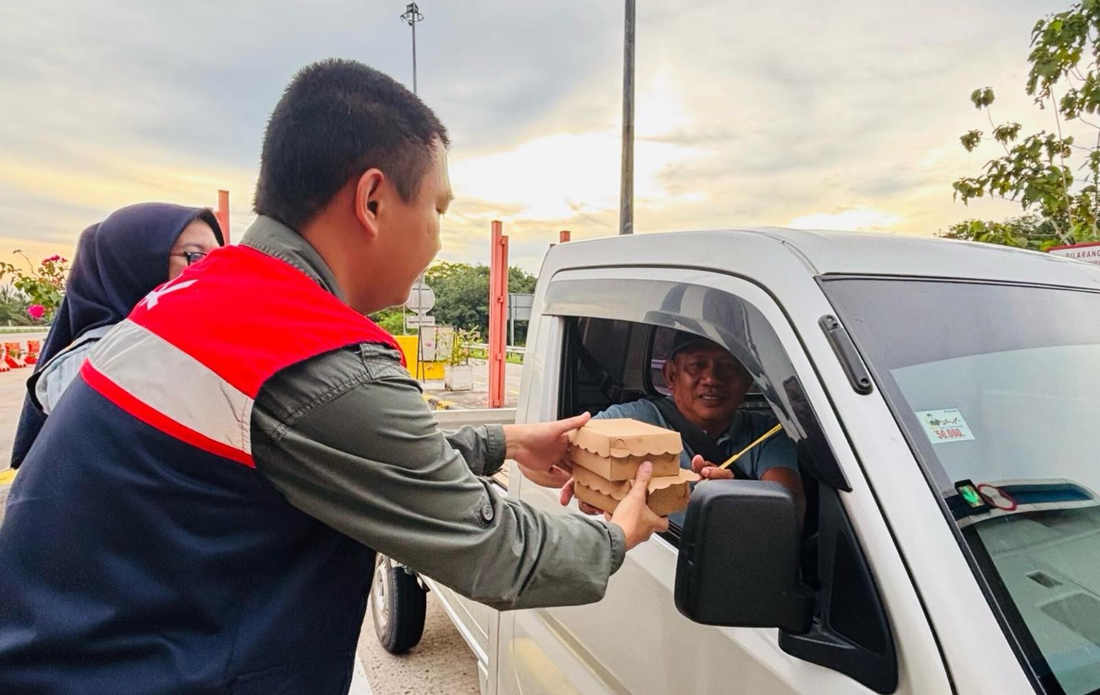 Berkah Ramadan di Hari Hak Konsumen Internasional, Hutama Karya Bagikan Paket Takjil ke Pengguna Jalan Tol