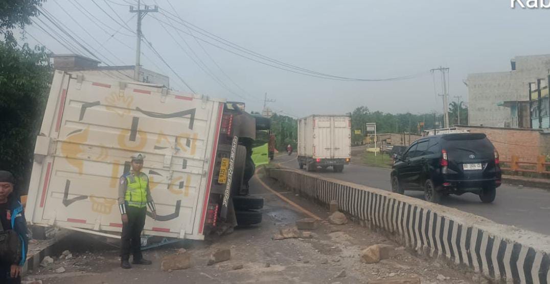 Sopir Mengantuk, Truk Box Tabrak Median Jalan dan Terguling di Jalintim Palembang-Betung