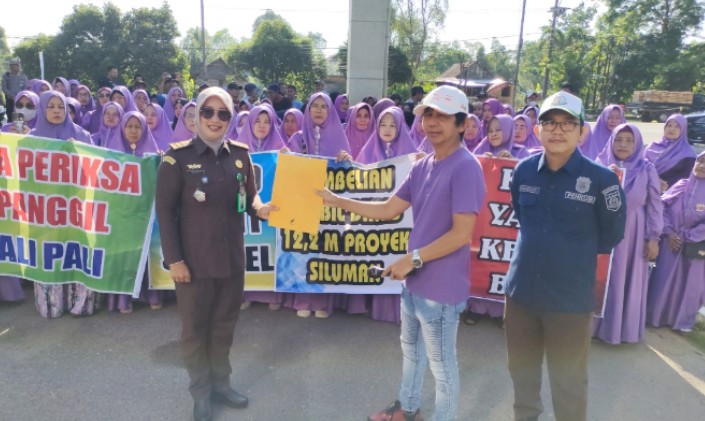 Puluhan Emak-Emak Geruduk Kejati Sumsel Tuntut Usut Kejanggalan Pengadaan Mobil Dinas PALI Senilai Rp12,2 M