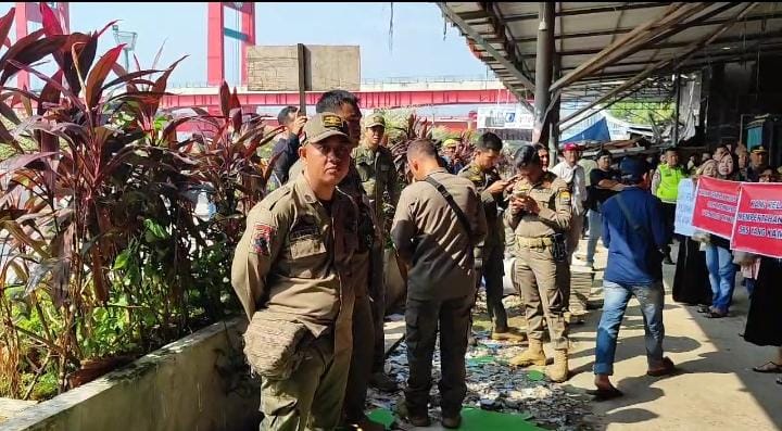 Sosialisasi Relokasi Pedagang Pasar 16 Ilir Diperpanjang, Puluhan Personel Sat Pol PP Palembang Masih Berjaga 