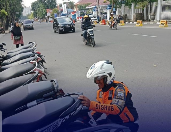 Dishub Palembang Ungkap Penyebab Banyak Motor Parkir Sembarangan di Trotoar Jalan POM IX