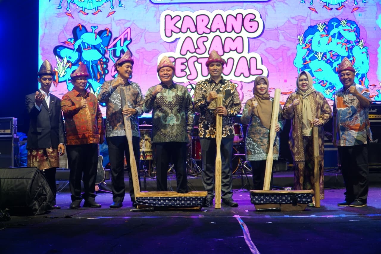 Gubernur Sumatera Selatan, H. Herman Deru, menghadiri Karang Asam Festival 2025 yang digelar di Muara Enim