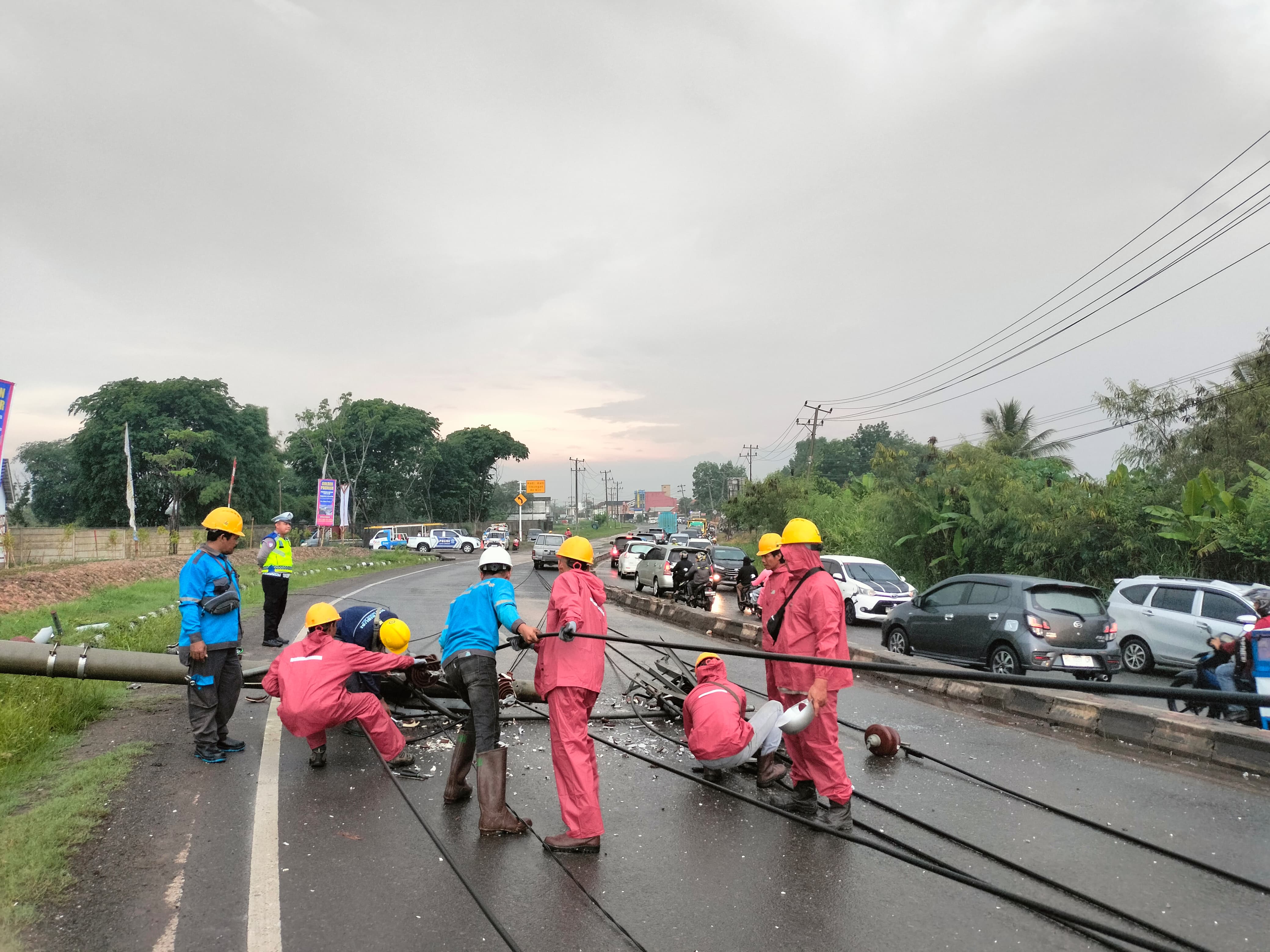 3 Tiang Listrik di Indralaya Ogan Ilir Roboh Usai Ditabrak Honda Brio, PLN Padamkan Listrik Hingga 8 Jam