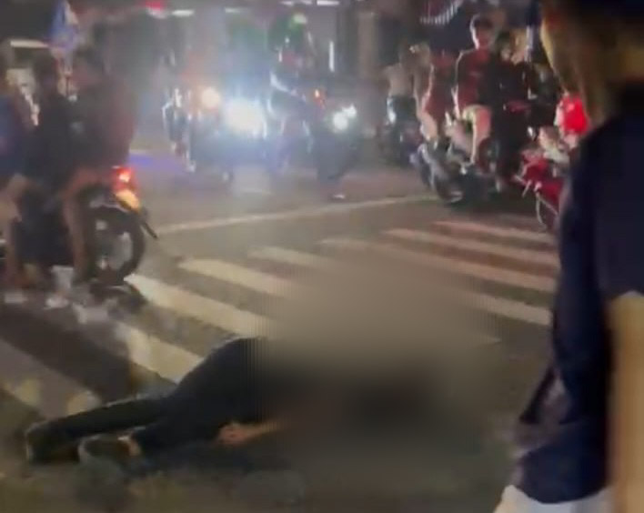 Seorang Pengendara Terkapar Ditengah Aksi Anarkisme Massa di DPRD Sumsel Dini Hari Tadi