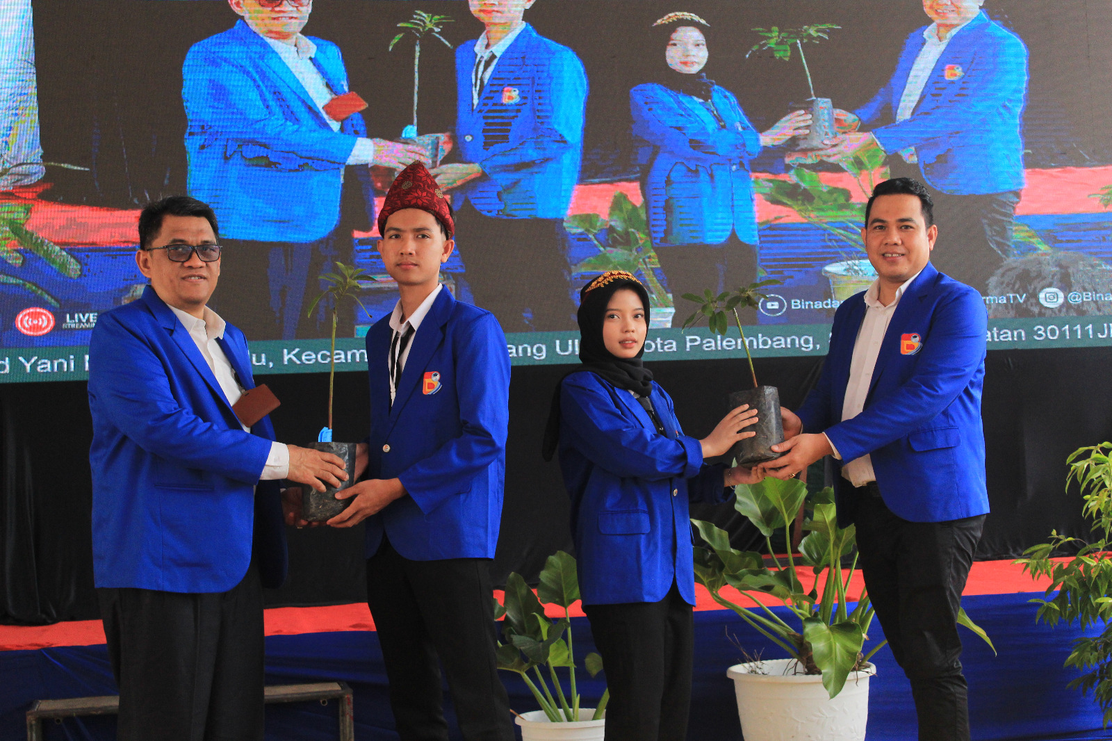 PLT Rektor Universitas Bina Darma dan BPDASHL Serahkan Pohon Simbolis, Wujudkan Kampus Hijau Berkelanjutan