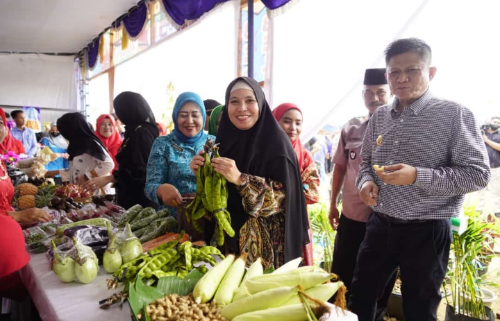 Hidupkan Ekonomi dan Berdayakan UMKM, Bupati Enos Resmikan Bazar UMKM Zona Belitang Jaya