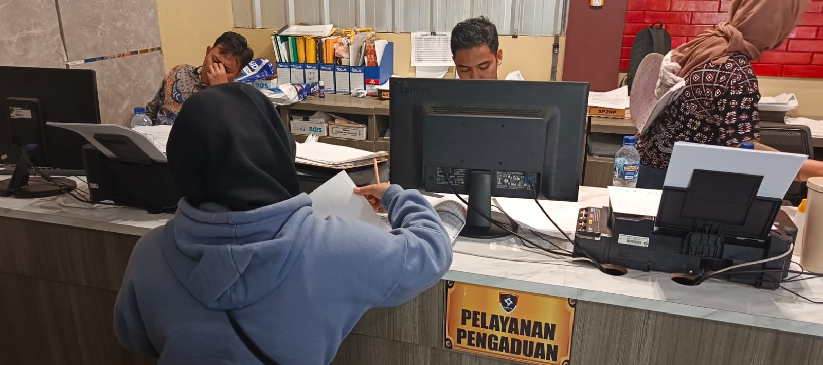 Beli Makan Depan OPI Mall, 2 Pelaku Curanmor di Palembang Terekam CCTV Gasak Motor Korban 