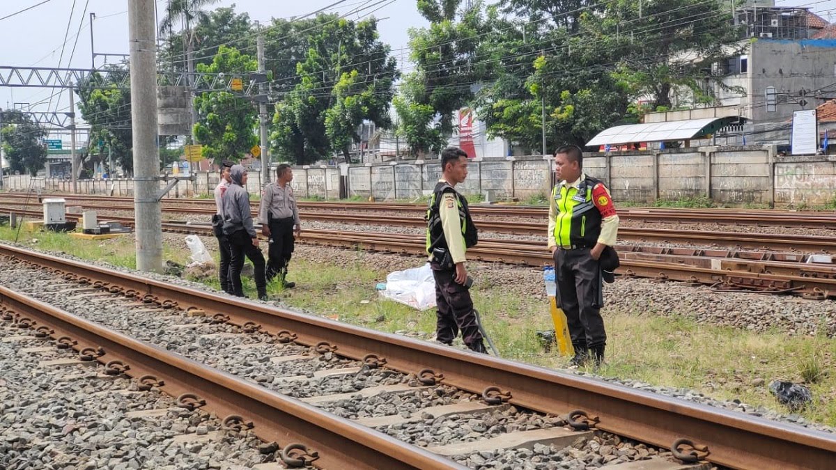 HOT NEWS! Kasat Narkoba Polres Jaktim Diduga Tabrakan Diri ke Kereta Api di Rel Jatinegara, Kondisinya...