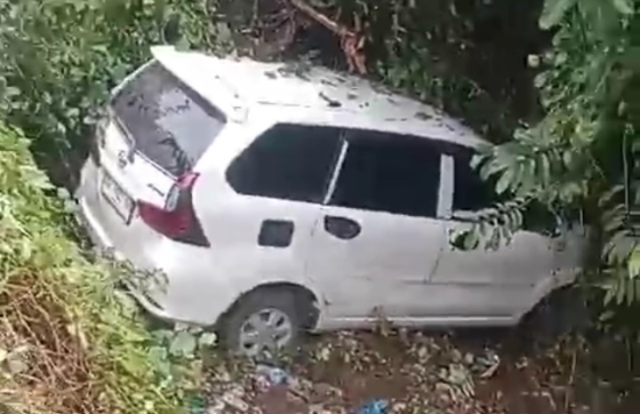 Mobil Xenia Terjun Bebas dari Jembatan, Keberadaan Sopir dan Penumpang Tak Diketahui