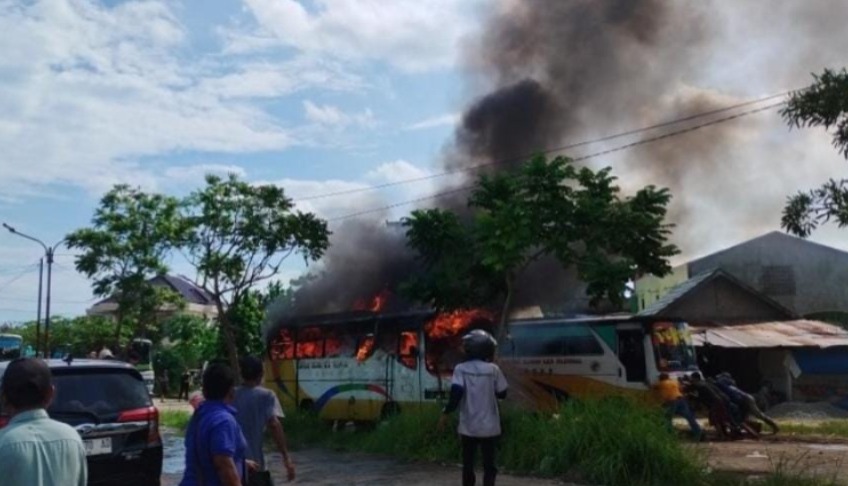 Suara Klakson Berbunyi Panjang Disertai Keluar Asap dan Api, Bus AKDP Terbakar di Jalan RSUD Bari