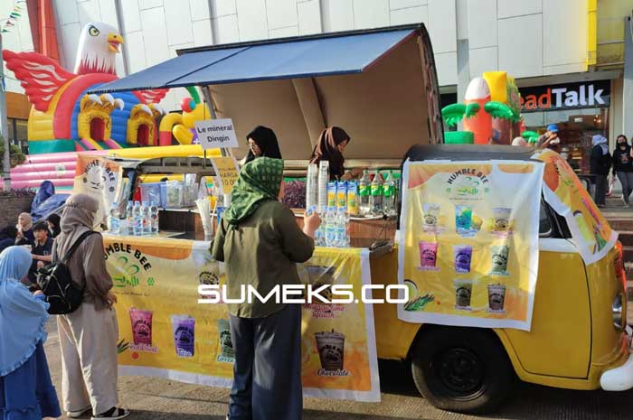 Humble Bee, Mobil Antik Disulap Jadi Tempat Berjualan Keliling di Palembang