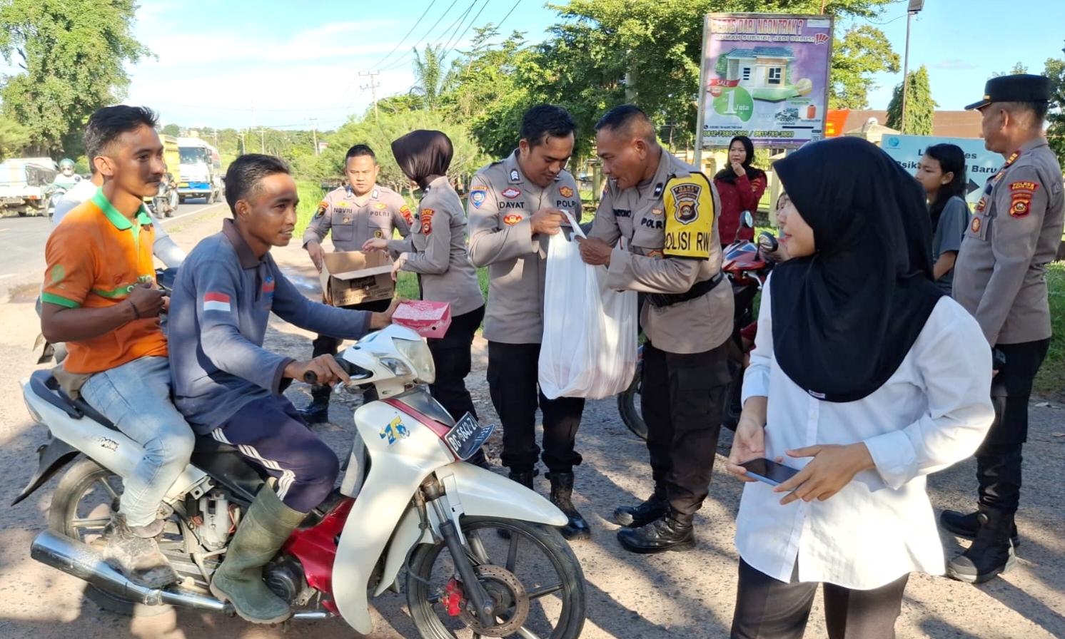 Sat Binmas Polres Ogan Ilir Berbagi Takjil ke Pengendara yang Melintas di Jalan Lintas Indralaya-Prabumulih