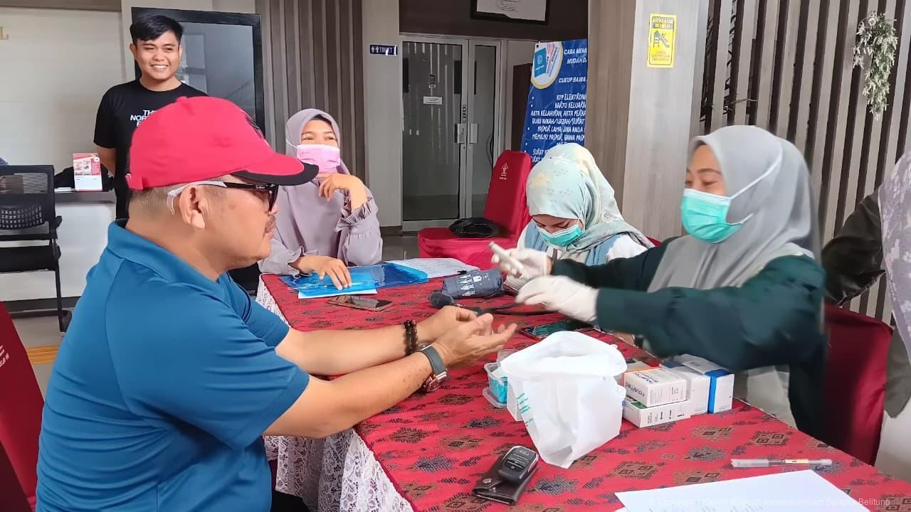 HUT ke-80 RI, Kanwil Kemenkum Babel Gelar Cek Kesehatan Gratis dan Bagikan Sembako untuk Masyarakat
