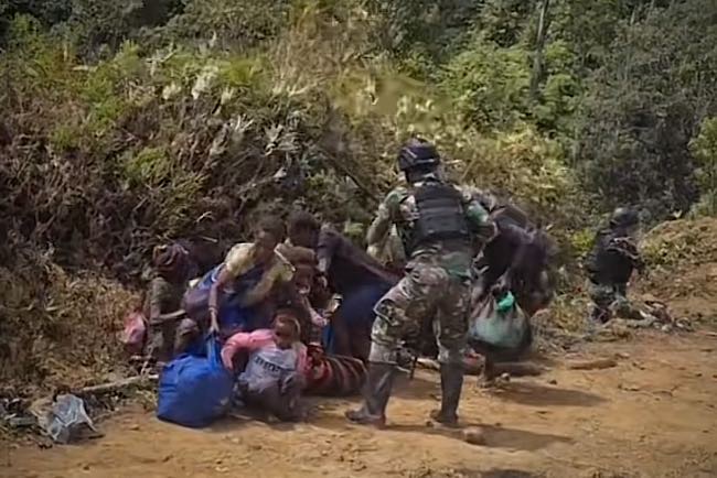 HOT NEWS.…TNI Evakuasi Selamatkan Warga Papua, Netizen Ingat Film Bruce Willis: Ternyata Ada di Negara Kita 