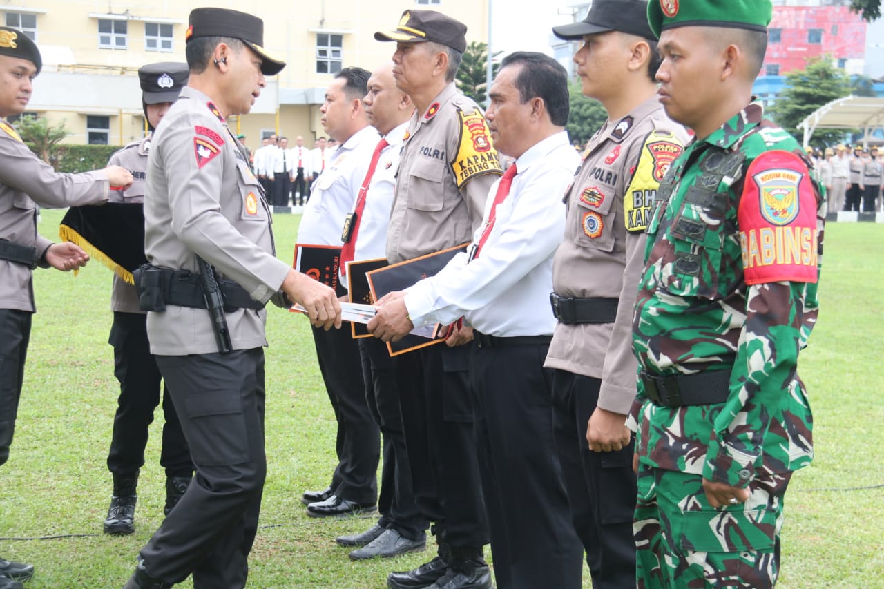 Puluhan Personel Polda Sumsel Terima Pin Emas dan Perunggu Kapolri Serta Pin Emas Kapolda