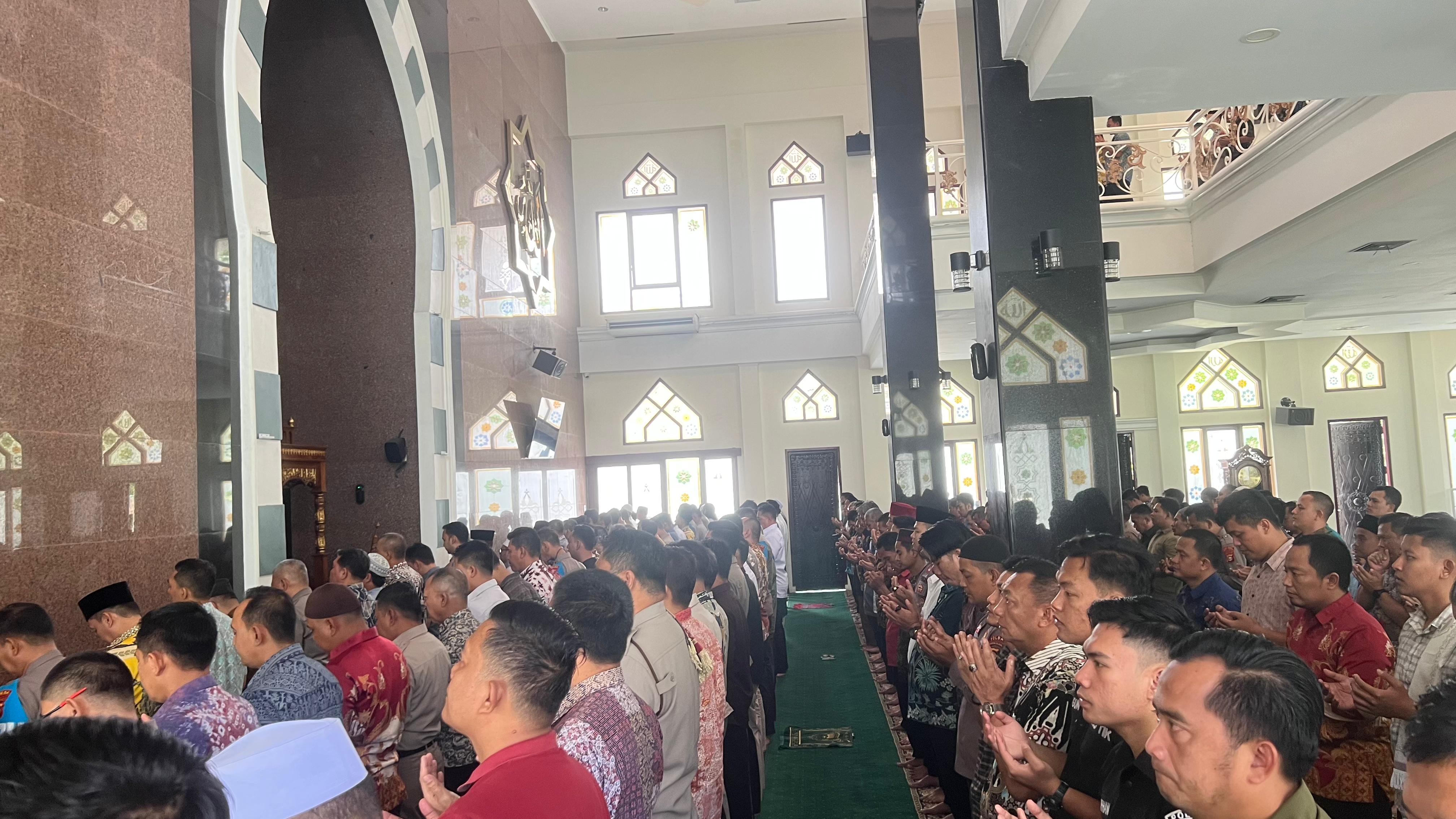 Jajaran Polda Sumsel Gelar Salat Gaib untuk Almarhum Driver Ojol Affan Kurniawan