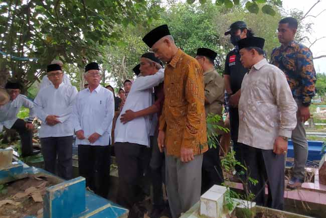 Pimpinan Ponpes Gontor Berziarah ke Makam AM Putra Sulung Soimah di Palembang 