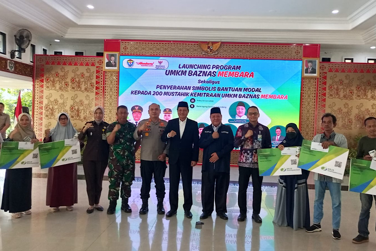 Serahkan Bantuan Modal Usaha kepada 200 Mustahik