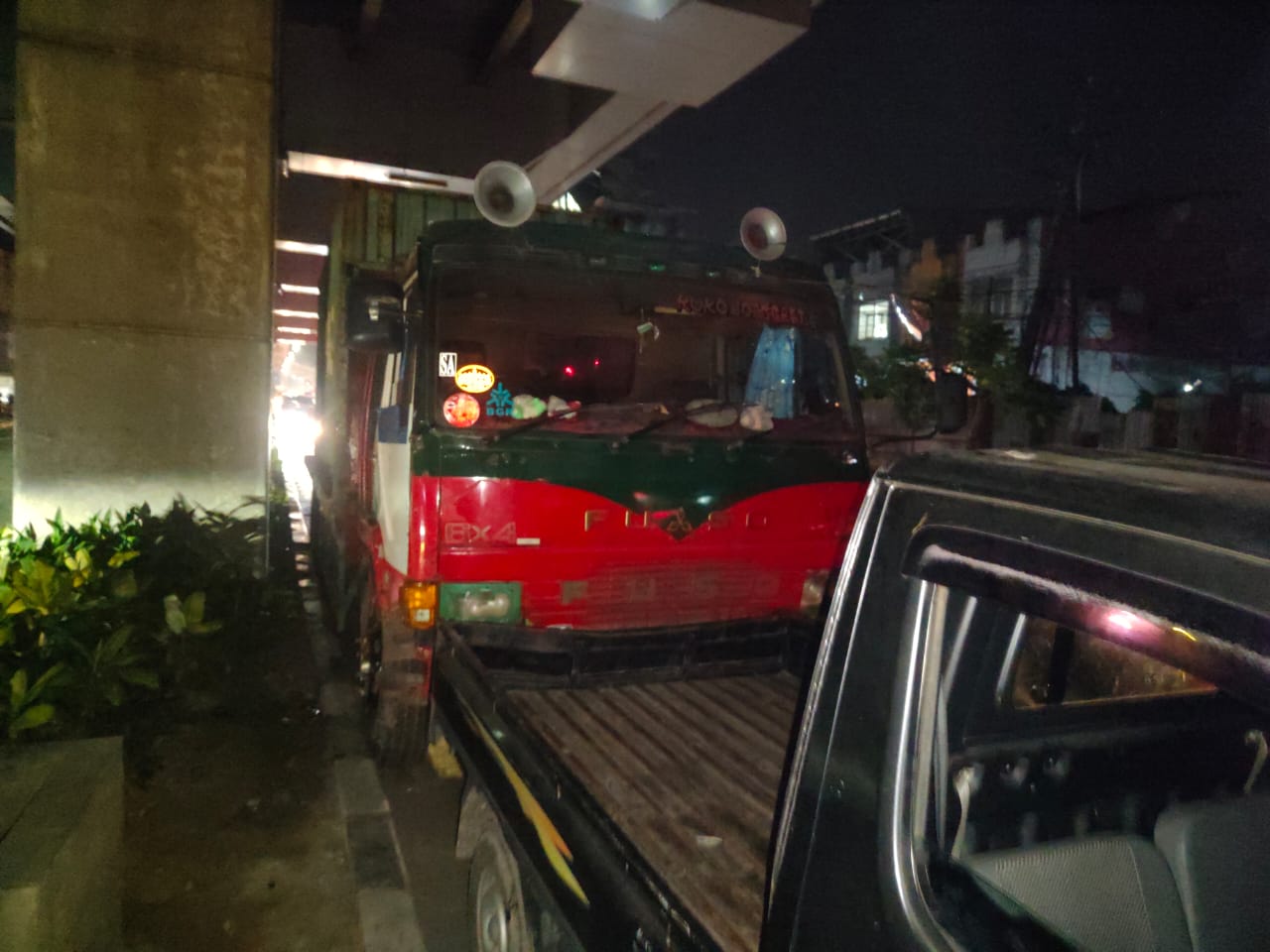 Breaking News! Diduga Rem Blong, Truk Fuso Tabrak 2 Mobil dan Motor di Bawah Jembatan LRT Punti Kayu Palembang