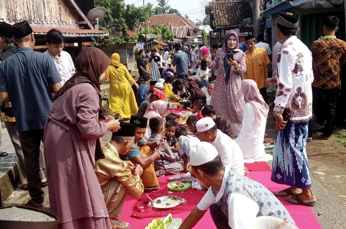 Usai Salat Iduladha Warga Musi Rawas Gelar Sedekah Ramo, Tradisi Melayu Lintas Generasi