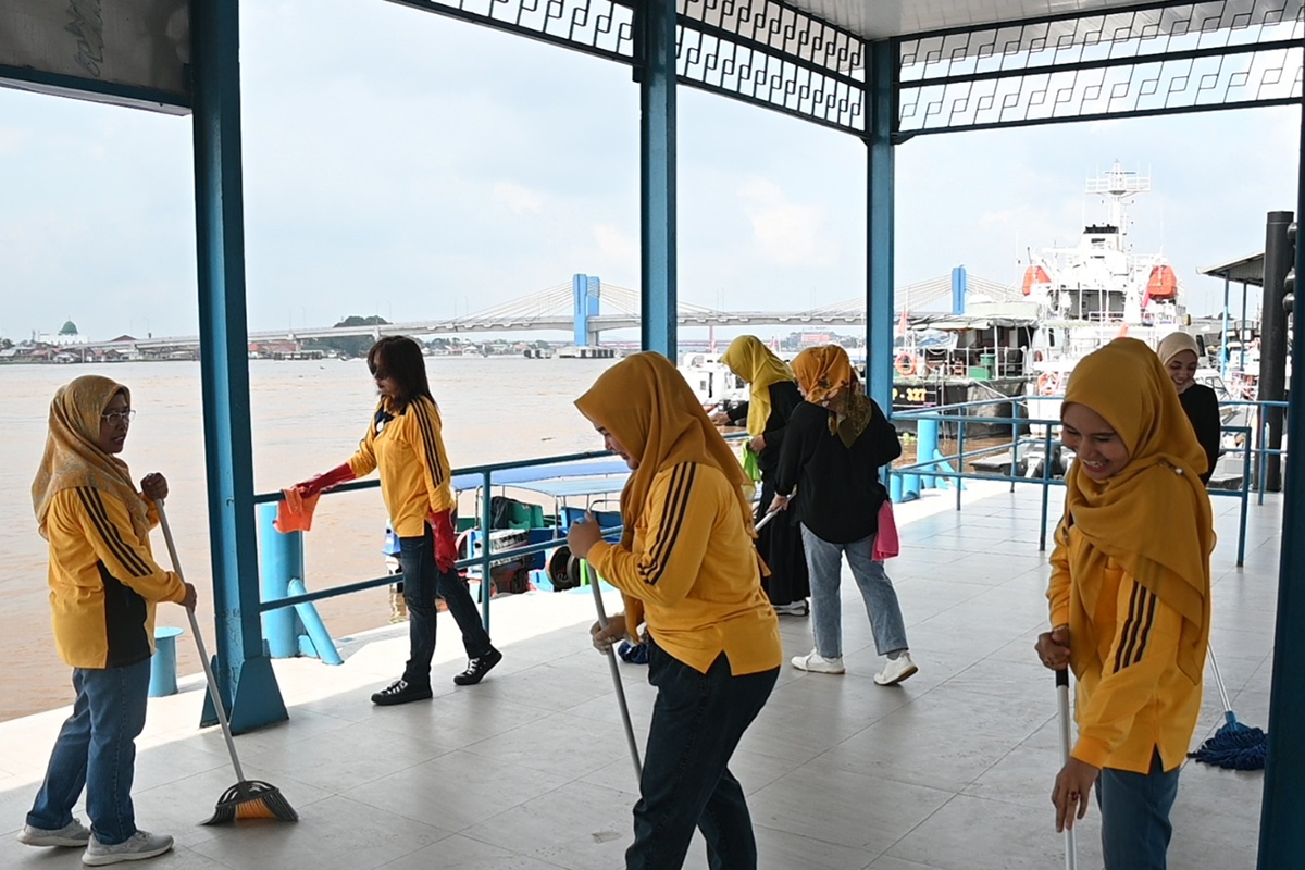 Persatuan Istri Pegawai Pelindo Laksanakan Gerakan Bersih-bersih Serentak di Lingkungan Pelabuhan Boombaru