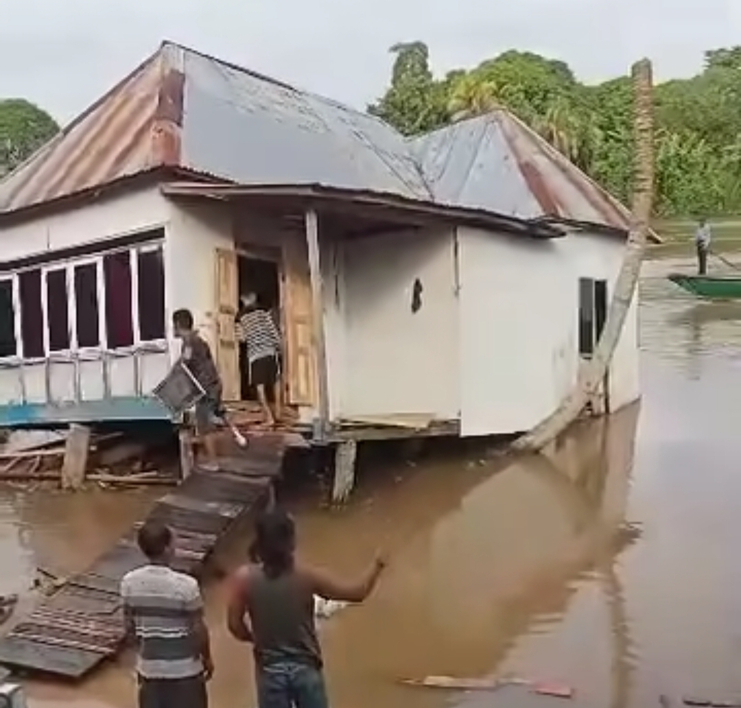 Ponton Pasir di Desa Ulak Aurstanding Ogan Ilir, Tabrak Sebuah Rumah Kayu dan 3 Kerambah Ikan