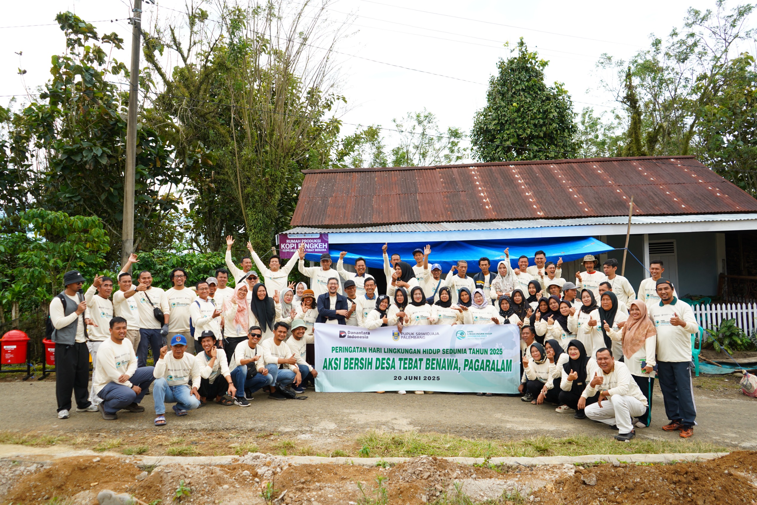 PT Pusri Palembang Berikan Pelatihan Pengelolaan Sampah dan Aksi Bersih Desa di Pagar Alam  