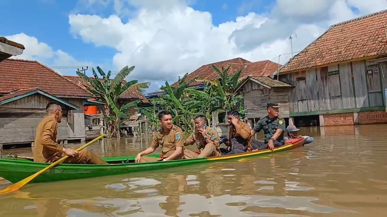 Kunjungi Korban Banjir di Muara Kuang, Bupati Ogan Ilir Ingin Ringankan Beban Warga