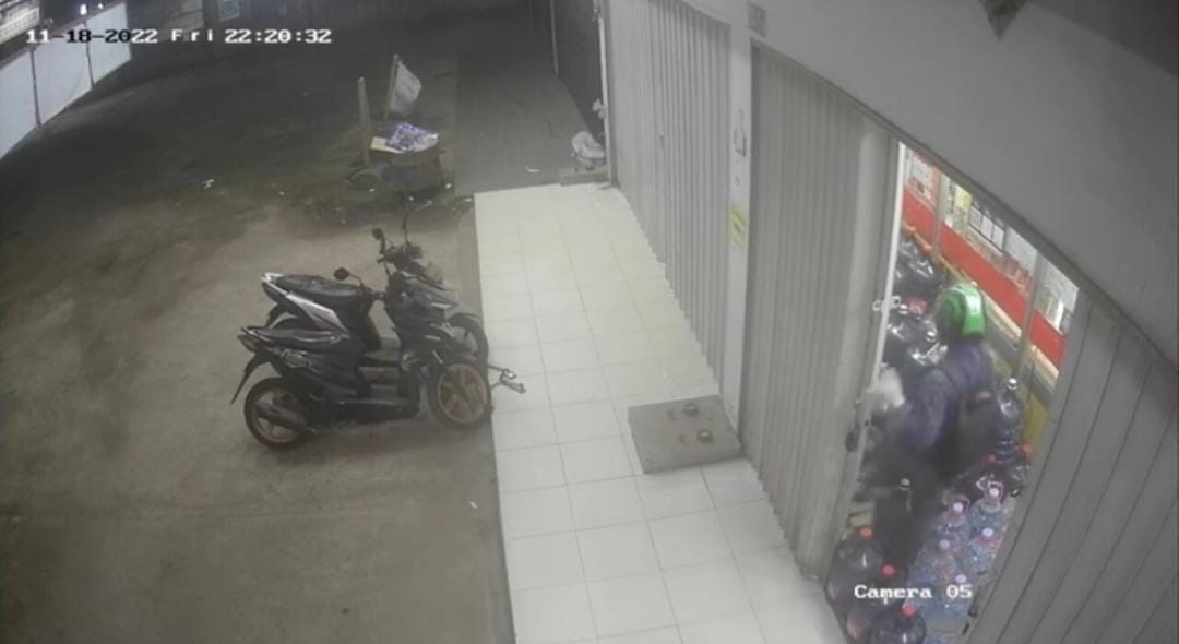 Detik-detik Aksi Perampokan di Alfamart Talang Kelapa Banyuasin Oleh 2 Pria Berhelm Ojol