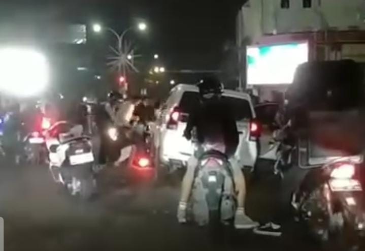 Diduga Mabuk, Pengemudi Avanza Tabrak 4 Motor Secara Beruntun di Simpang Charitas Palembang 