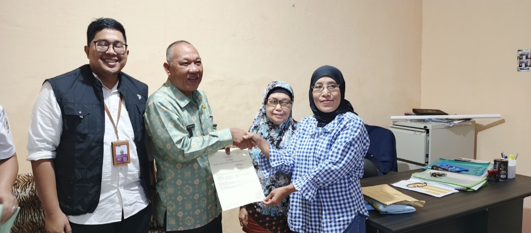 Kantah Kota Palembang Serahkan Sertipikat Program PTSL di Kelurahan Dua Puluh Ilir Tiga