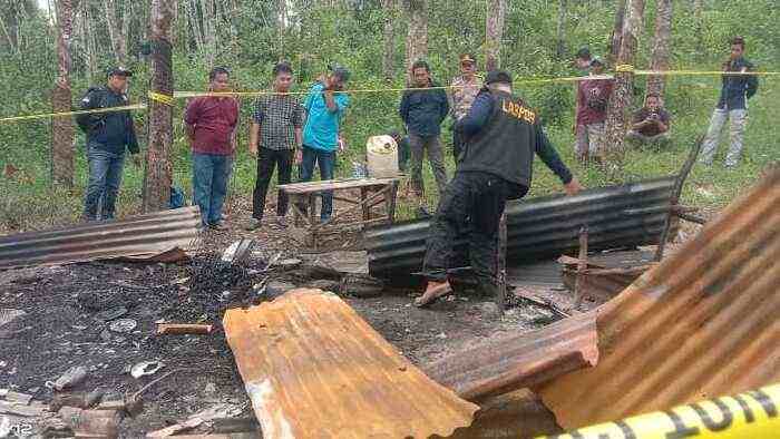 Tim Labfor Polda Sumsel Olah TKP di Pondok Kebun Lubuk Gung Baturaja yang Tewaskan Penyadap karet